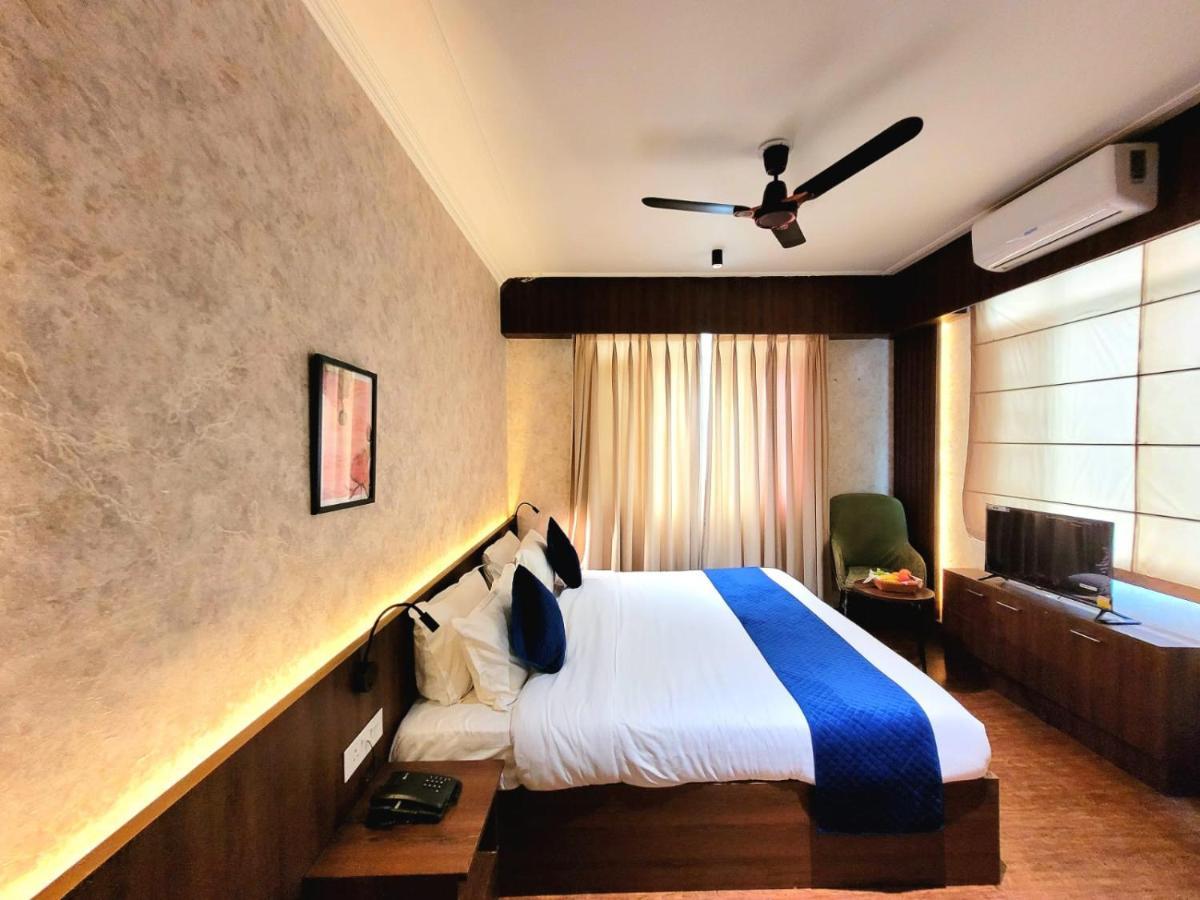 Hotel Royal Plaza ศรีนาการ์ ภายนอก รูปภาพ