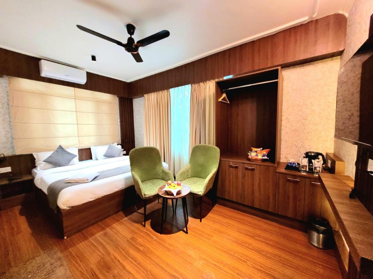 Hotel Royal Plaza ศรีนาการ์ ภายนอก รูปภาพ