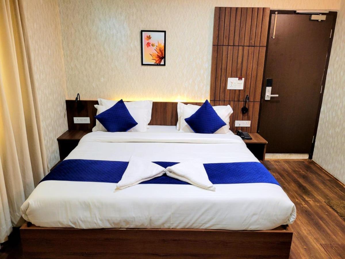 Hotel Royal Plaza ศรีนาการ์ ภายนอก รูปภาพ