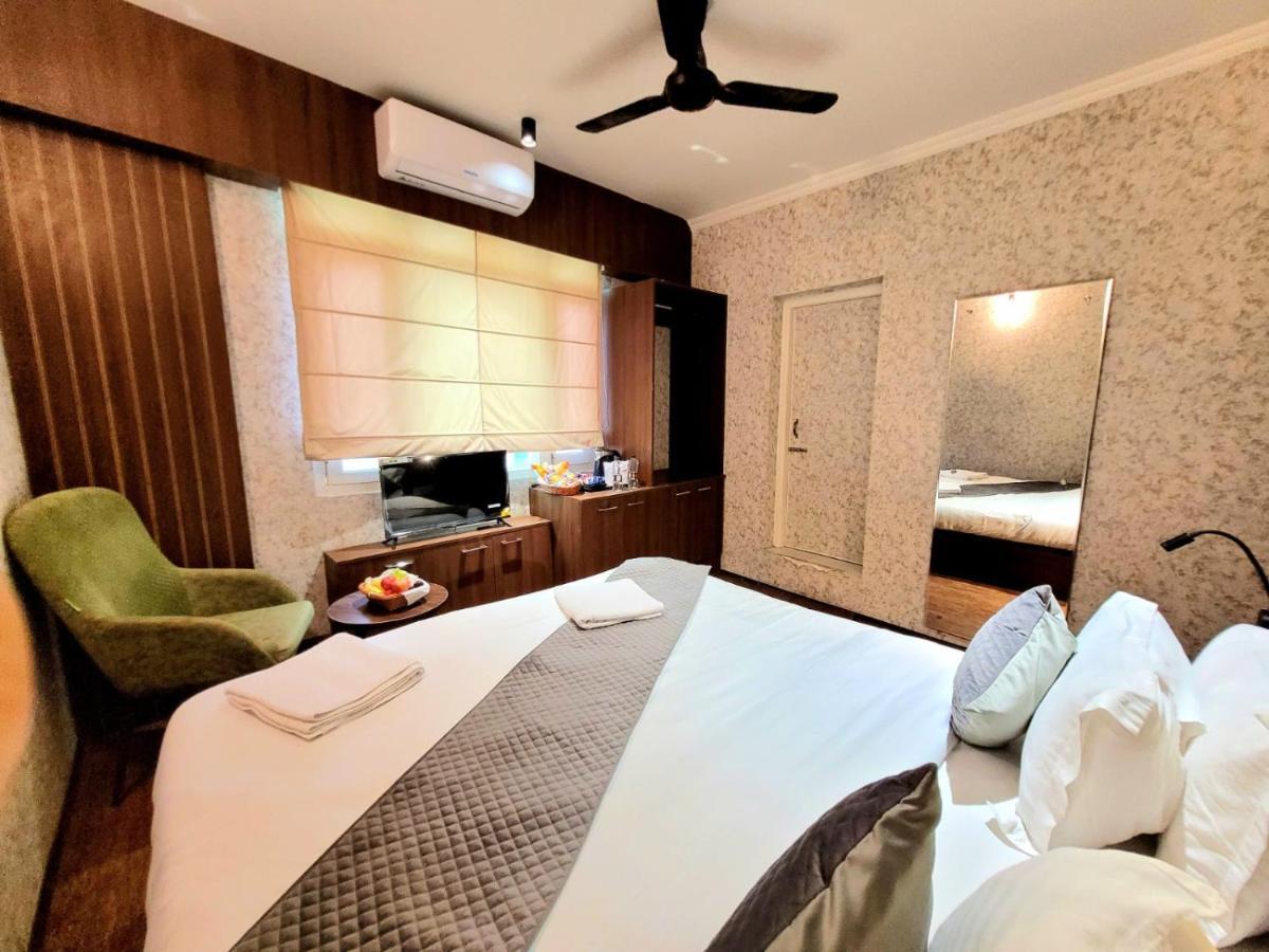 Hotel Royal Plaza ศรีนาการ์ ภายนอก รูปภาพ