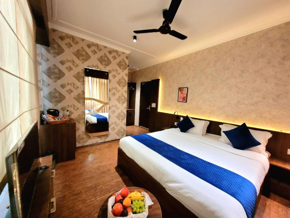 Hotel Royal Plaza ศรีนาการ์ ภายนอก รูปภาพ