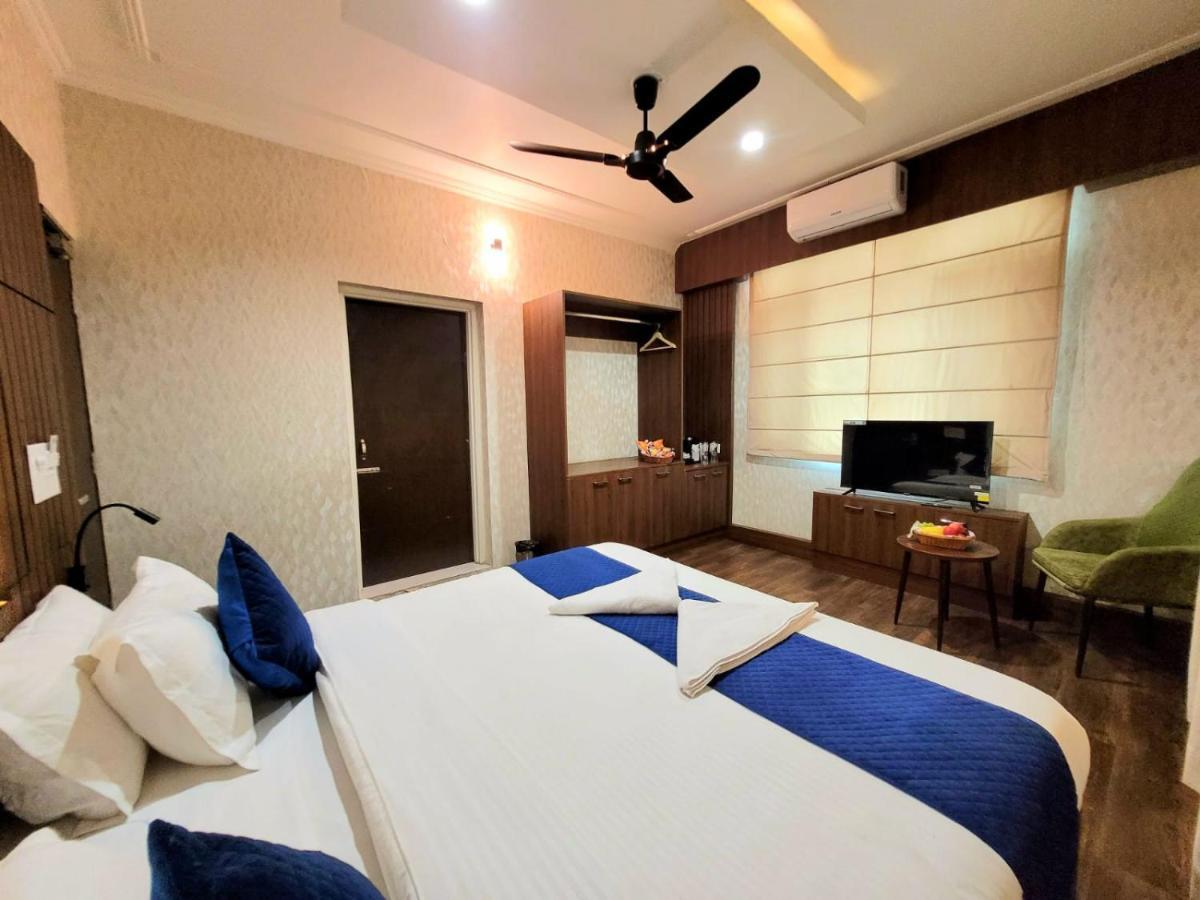 Hotel Royal Plaza ศรีนาการ์ ภายนอก รูปภาพ