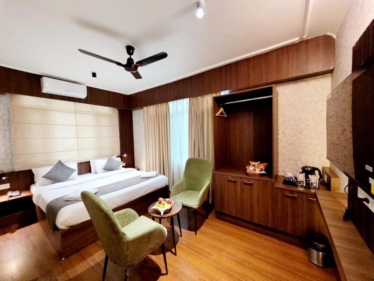 Hotel Royal Plaza ศรีนาการ์ ภายนอก รูปภาพ