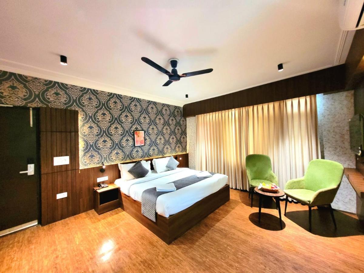 Hotel Royal Plaza ศรีนาการ์ ภายนอก รูปภาพ